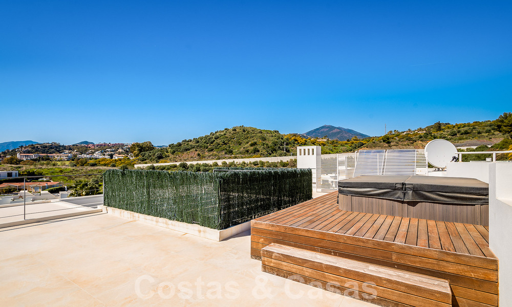 Villa moderne de luxe à vendre dans la communauté protégée de la vallée du golf de Nueva Andalucia, Marbella 53516