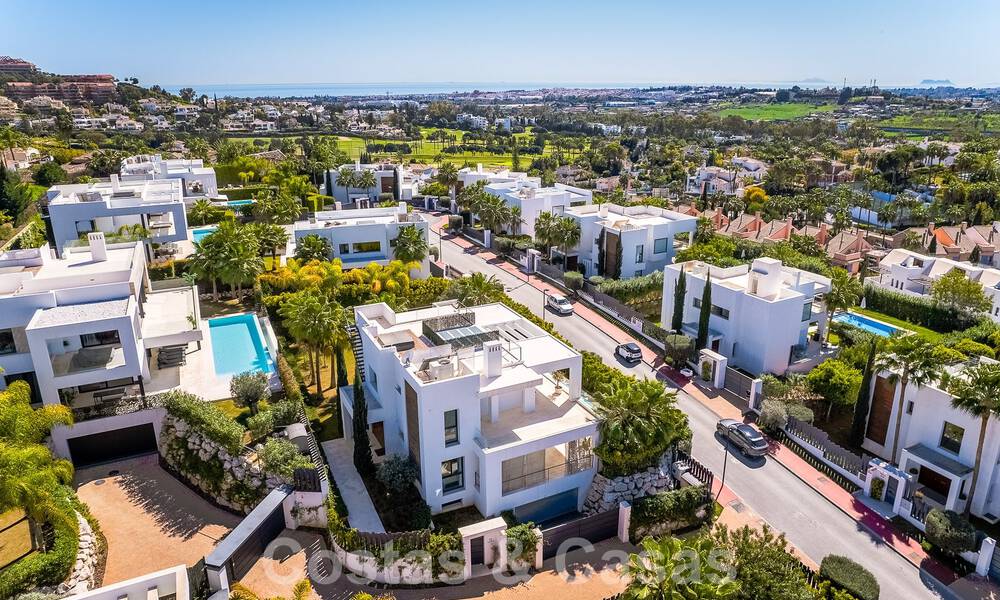Villa moderne de luxe à vendre dans la communauté protégée de la vallée du golf de Nueva Andalucia, Marbella 53518
