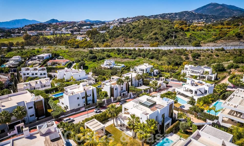 Villa moderne de luxe à vendre dans la communauté protégée de la vallée du golf de Nueva Andalucia, Marbella 53522