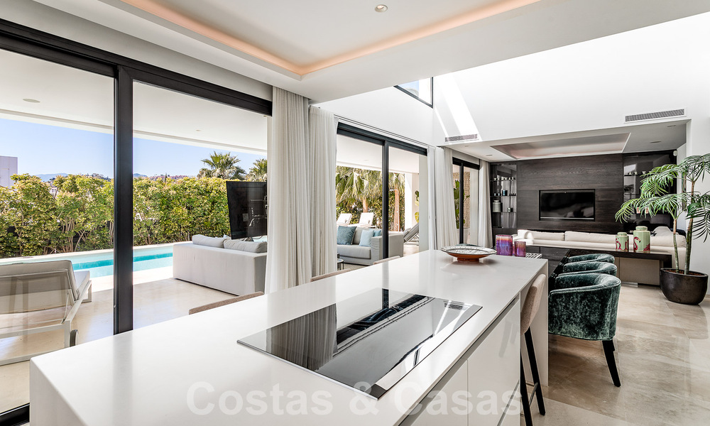 Villa moderne de luxe à vendre dans la communauté protégée de la vallée du golf de Nueva Andalucia, Marbella 53526