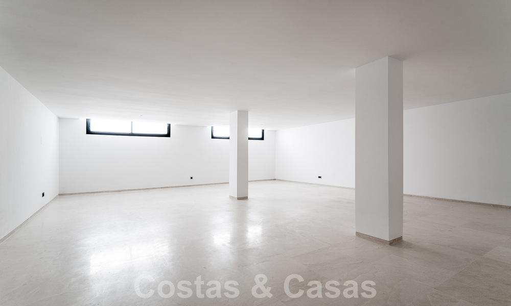 Villa moderne de luxe à vendre dans la communauté protégée de la vallée du golf de Nueva Andalucia, Marbella 53530
