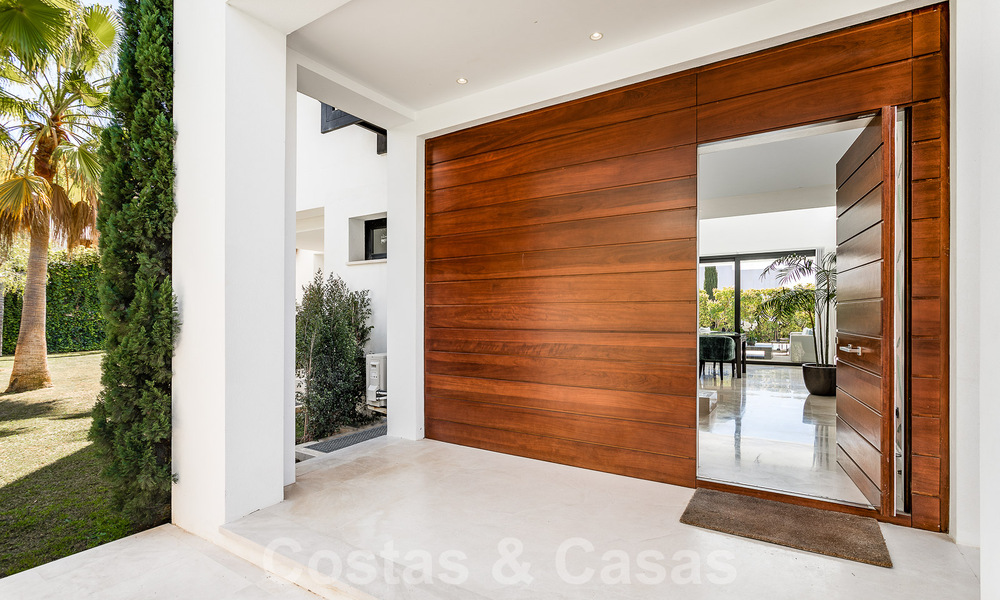 Villa moderne de luxe à vendre dans la communauté protégée de la vallée du golf de Nueva Andalucia, Marbella 53532