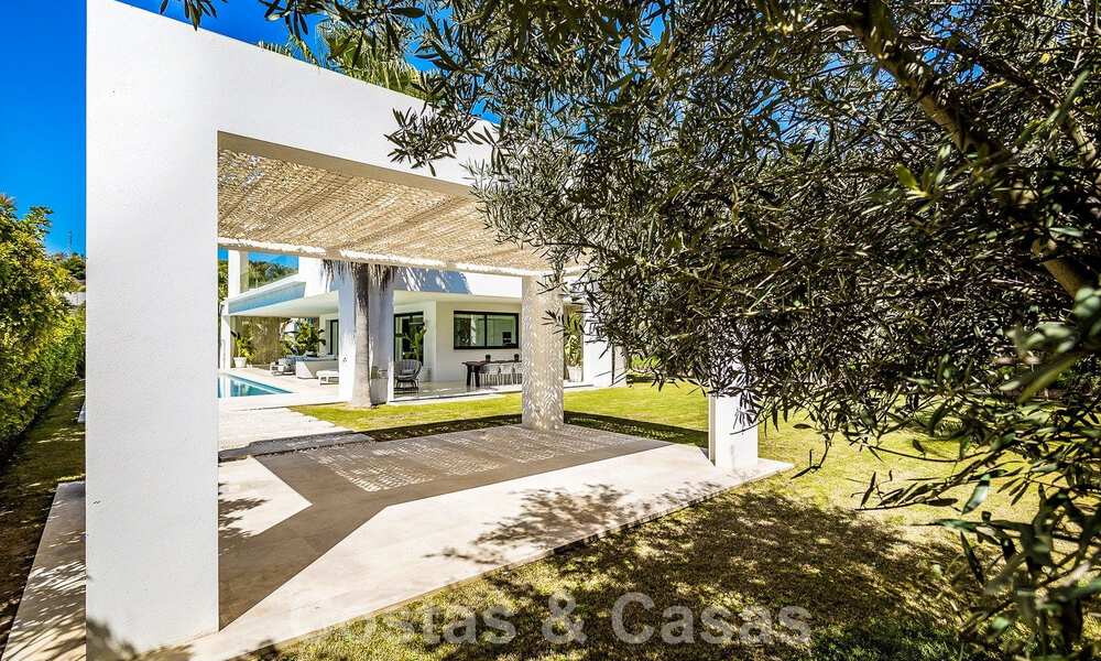 Villa moderne de luxe à vendre dans la communauté protégée de la vallée du golf de Nueva Andalucia, Marbella 53536