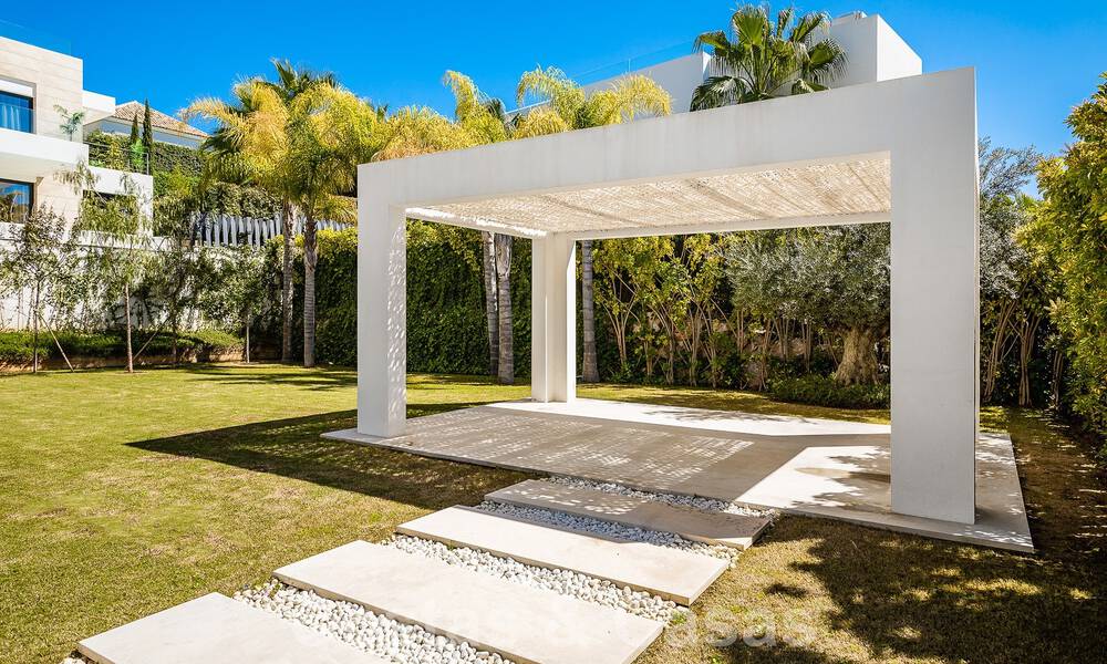 Villa moderne de luxe à vendre dans la communauté protégée de la vallée du golf de Nueva Andalucia, Marbella 53537
