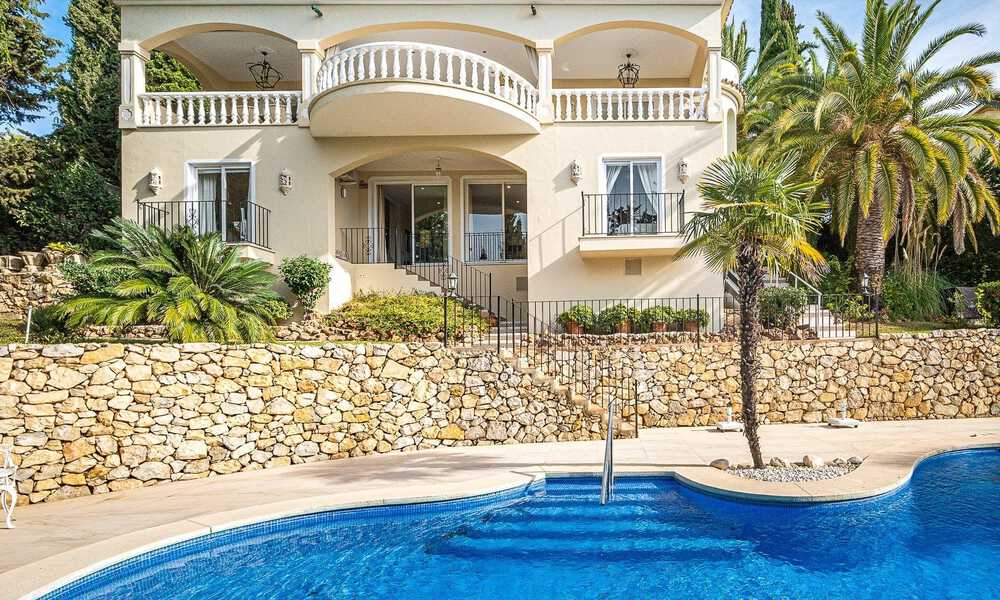 Villa traditionnelle méditerranéenne de luxe à vendre avec vue sur la mer dans une communauté fermée sur le Golden Mile de Marbella 54404