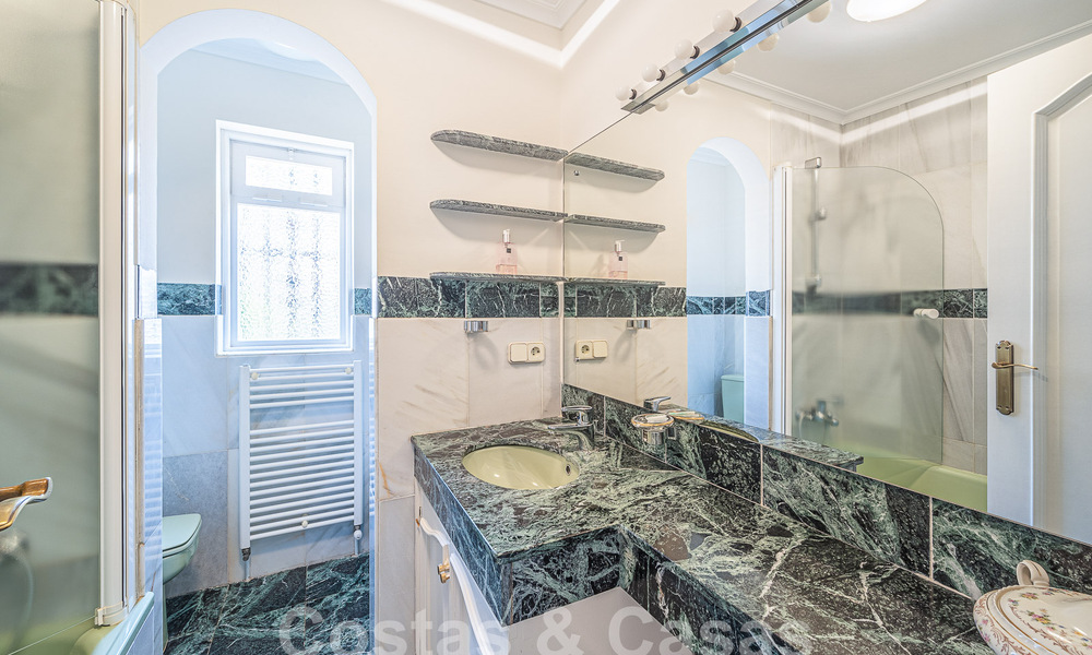 Villa traditionnelle méditerranéenne de luxe à vendre avec vue sur la mer dans une communauté fermée sur le Golden Mile de Marbella 54421