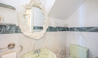 Villa traditionnelle méditerranéenne de luxe à vendre avec vue sur la mer dans une communauté fermée sur le Golden Mile de Marbella 54438 