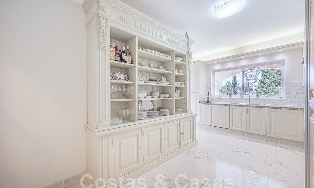 Villa traditionnelle méditerranéenne de luxe à vendre avec vue sur la mer dans une communauté fermée sur le Golden Mile de Marbella 54439