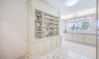 Villa traditionnelle méditerranéenne de luxe à vendre avec vue sur la mer dans une communauté fermée sur le Golden Mile de Marbella 54439 