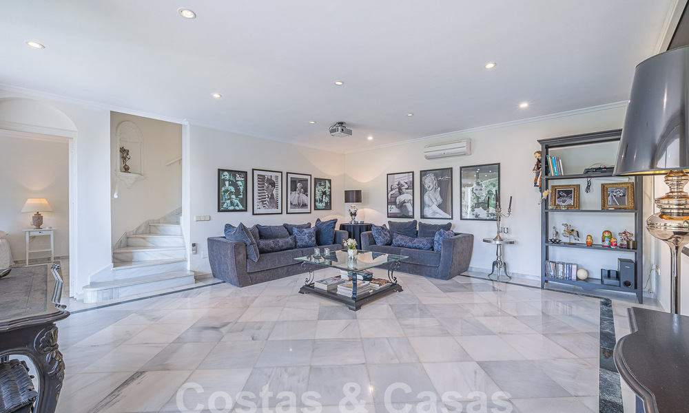 Villa traditionnelle méditerranéenne de luxe à vendre avec vue sur la mer dans une communauté fermée sur le Golden Mile de Marbella 54440