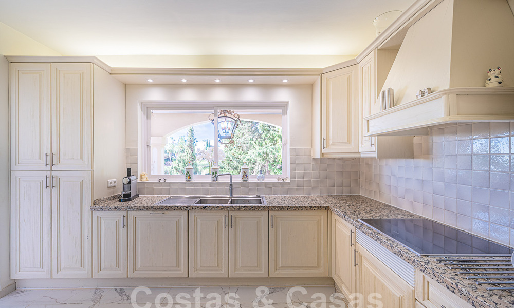 Villa traditionnelle méditerranéenne de luxe à vendre avec vue sur la mer dans une communauté fermée sur le Golden Mile de Marbella 54451