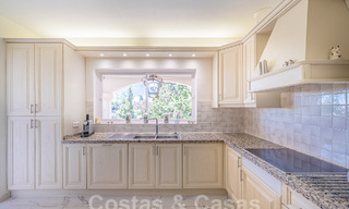 Villa traditionnelle méditerranéenne de luxe à vendre avec vue sur la mer dans une communauté fermée sur le Golden Mile de Marbella 54451 