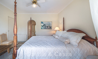 Villa traditionnelle méditerranéenne de luxe à vendre avec vue sur la mer dans une communauté fermée sur le Golden Mile de Marbella 54453 