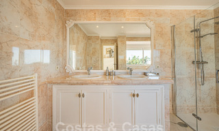 Villa traditionnelle méditerranéenne de luxe à vendre avec vue sur la mer dans une communauté fermée sur le Golden Mile de Marbella 54455 