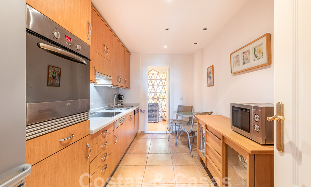 Appartement de jardin à vendre à proximité de Puerto Banus et de la plage dans une urbanisation fermée à Nueva Andalucia, Marbella 55193