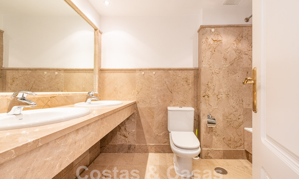 Appartement de jardin à vendre à proximité de Puerto Banus et de la plage dans une urbanisation fermée à Nueva Andalucia, Marbella 55200