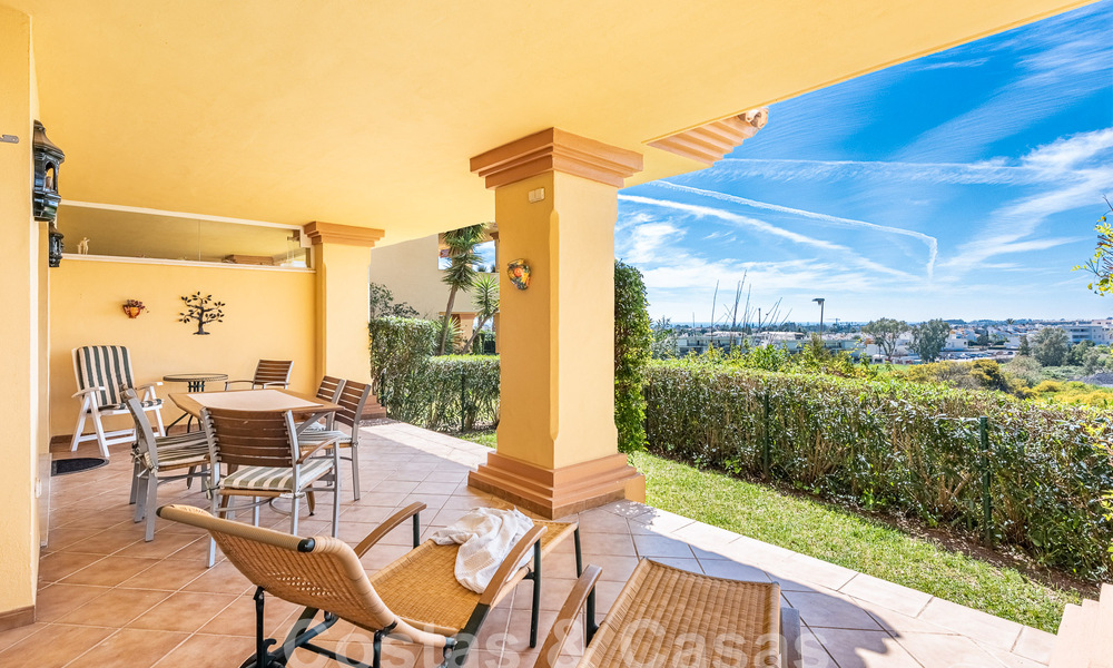 Appartement de jardin à vendre à proximité de Puerto Banus et de la plage dans une urbanisation fermée à Nueva Andalucia, Marbella 55202