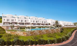 Nouvelle promotion composée de 8 maisons mitoyennes à vendre, avec vue sur les terrains de golf du très convoité complexe golfique de La Cala Golf, Mijas 53261 