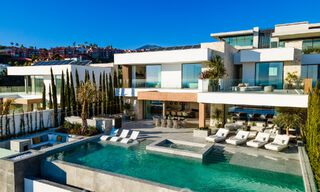 Prête à emménager. Villa neuve exclusive avec vue imprenable sur la mer à vendre, située dans une communauté fermée à La Quinta, Marbella - Benahavis 51833 