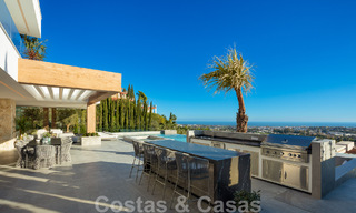 Prête à emménager. Villa neuve exclusive avec vue imprenable sur la mer à vendre, située dans une communauté fermée à La Quinta, Marbella - Benahavis 51836 