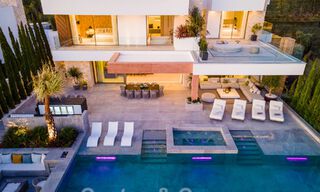 Prête à emménager. Villa neuve exclusive avec vue imprenable sur la mer à vendre, située dans une communauté fermée à La Quinta, Marbella - Benahavis 51843 