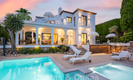 Villa de luxe à vendre avec un style architectural traditionnel située dans une communauté fermée de Nueva Andalucia, Marbella 53690