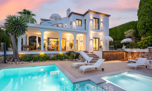 Villa de luxe à vendre avec un style architectural traditionnel située dans une communauté fermée de Nueva Andalucia, Marbella 53690