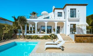Villa de luxe à vendre avec un style architectural traditionnel située dans une communauté fermée de Nueva Andalucia, Marbella 53692 