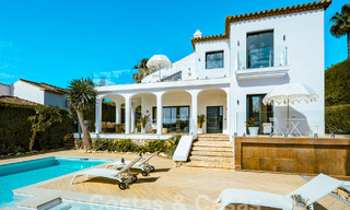 Villa de luxe à vendre avec un style architectural traditionnel située dans une communauté fermée de Nueva Andalucia, Marbella 53693 