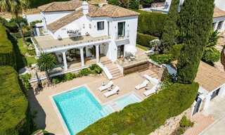 Villa de luxe à vendre avec un style architectural traditionnel située dans une communauté fermée de Nueva Andalucia, Marbella 53695 
