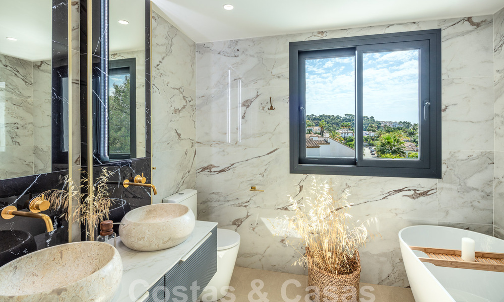 Villa de luxe à vendre avec un style architectural traditionnel située dans une communauté fermée de Nueva Andalucia, Marbella 53696