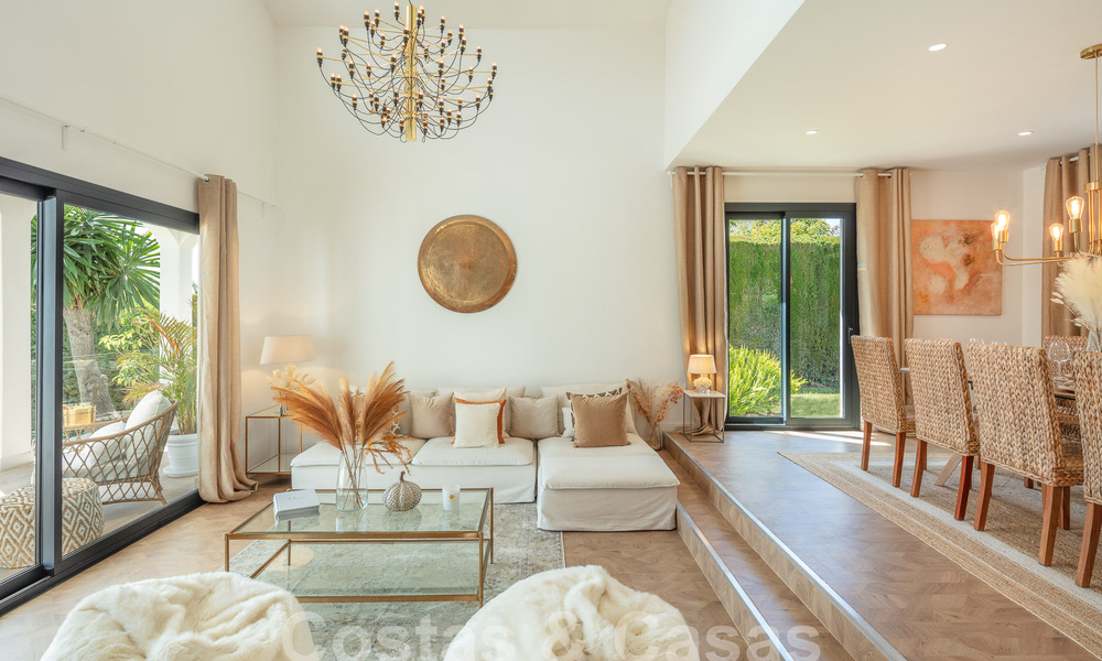 Villa de luxe à vendre avec un style architectural traditionnel située dans une communauté fermée de Nueva Andalucia, Marbella 53700