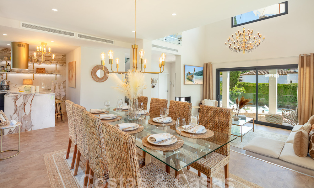 Villa de luxe à vendre avec un style architectural traditionnel située dans une communauté fermée de Nueva Andalucia, Marbella 53701