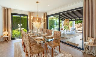 Villa de luxe à vendre avec un style architectural traditionnel située dans une communauté fermée de Nueva Andalucia, Marbella 53702 