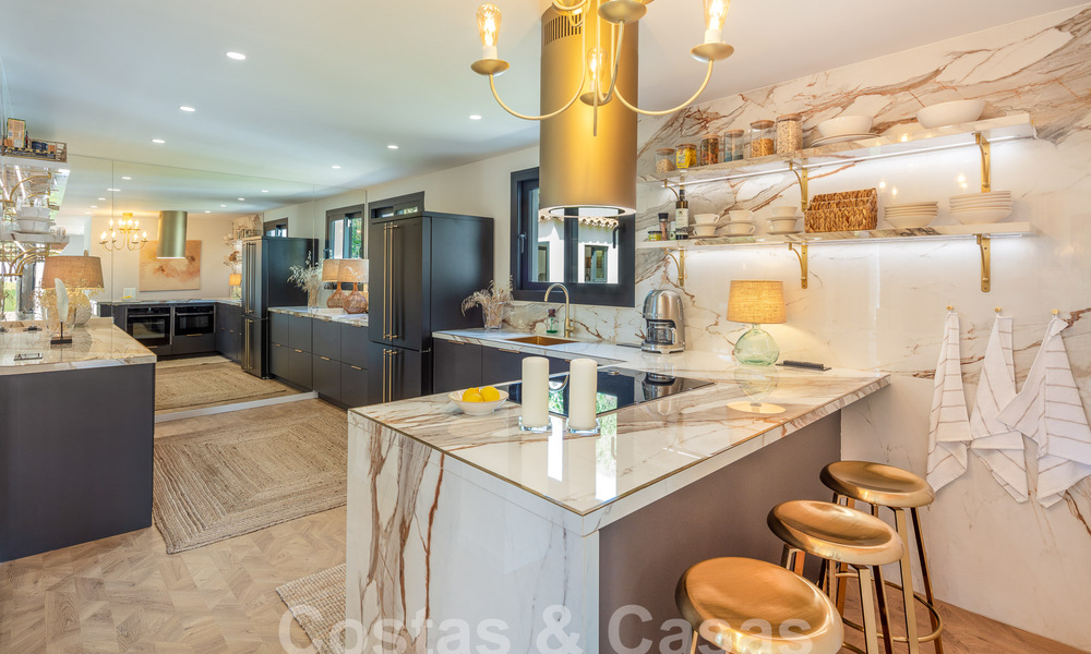 Villa de luxe à vendre avec un style architectural traditionnel située dans une communauté fermée de Nueva Andalucia, Marbella 53703