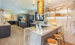 Villa de luxe à vendre avec un style architectural traditionnel située dans une communauté fermée de Nueva Andalucia, Marbella 53703 