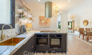 Villa de luxe à vendre avec un style architectural traditionnel située dans une communauté fermée de Nueva Andalucia, Marbella 53704 