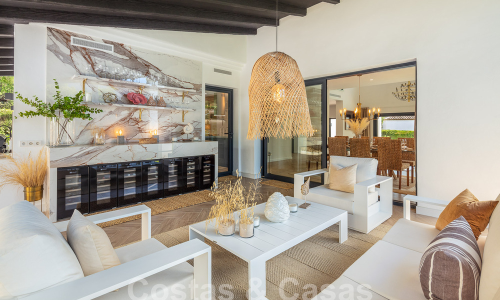 Villa de luxe à vendre avec un style architectural traditionnel située dans une communauté fermée de Nueva Andalucia, Marbella 53705