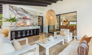 Villa de luxe à vendre avec un style architectural traditionnel située dans une communauté fermée de Nueva Andalucia, Marbella 53705 
