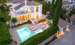 Villa de luxe à vendre avec un style architectural traditionnel située dans une communauté fermée de Nueva Andalucia, Marbella 53706 