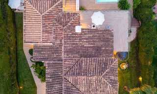 Villa de luxe à vendre avec un style architectural traditionnel située dans une communauté fermée de Nueva Andalucia, Marbella 53707 