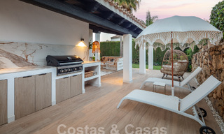 Villa de luxe à vendre avec un style architectural traditionnel située dans une communauté fermée de Nueva Andalucia, Marbella 53708 