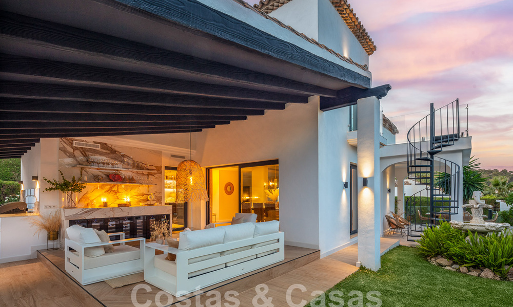 Villa de luxe à vendre avec un style architectural traditionnel située dans une communauté fermée de Nueva Andalucia, Marbella 53709