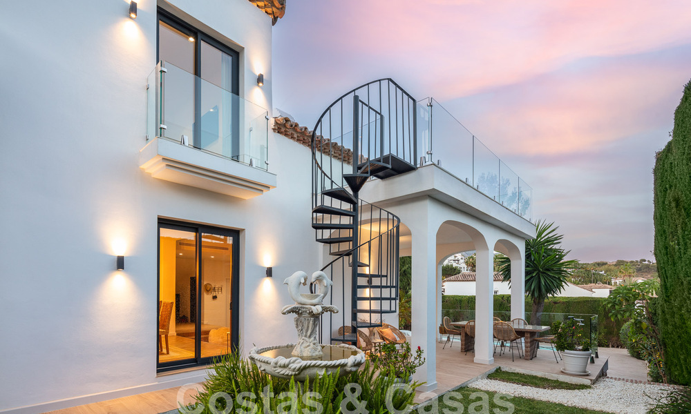 Villa de luxe à vendre avec un style architectural traditionnel située dans une communauté fermée de Nueva Andalucia, Marbella 53710