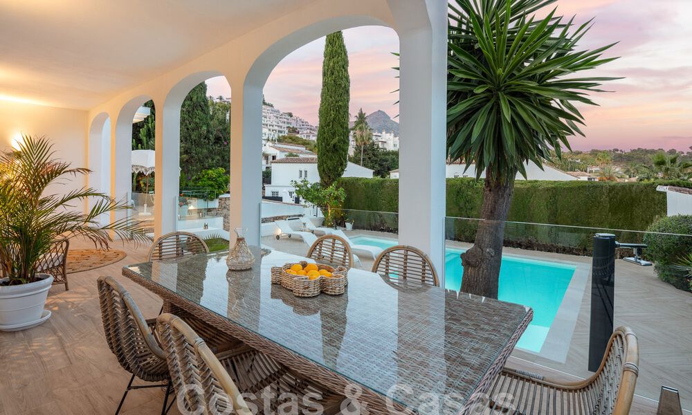 Villa de luxe à vendre avec un style architectural traditionnel située dans une communauté fermée de Nueva Andalucia, Marbella 53711