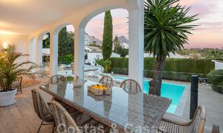 Villa de luxe à vendre avec un style architectural traditionnel située dans une communauté fermée de Nueva Andalucia, Marbella 53711 