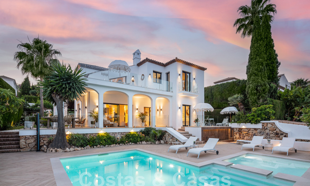 Villa de luxe à vendre avec un style architectural traditionnel située dans une communauté fermée de Nueva Andalucia, Marbella 53712