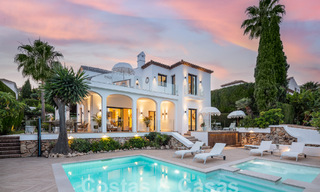 Villa de luxe à vendre avec un style architectural traditionnel située dans une communauté fermée de Nueva Andalucia, Marbella 53712 