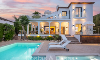 Villa de luxe à vendre avec un style architectural traditionnel située dans une communauté fermée de Nueva Andalucia, Marbella 53713 