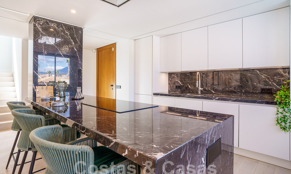 Villa de luxe indépendante à vendre avec piscine privée entourée de terrains de golf dans la vallée de Nueva Andalucia, Marbella 53780